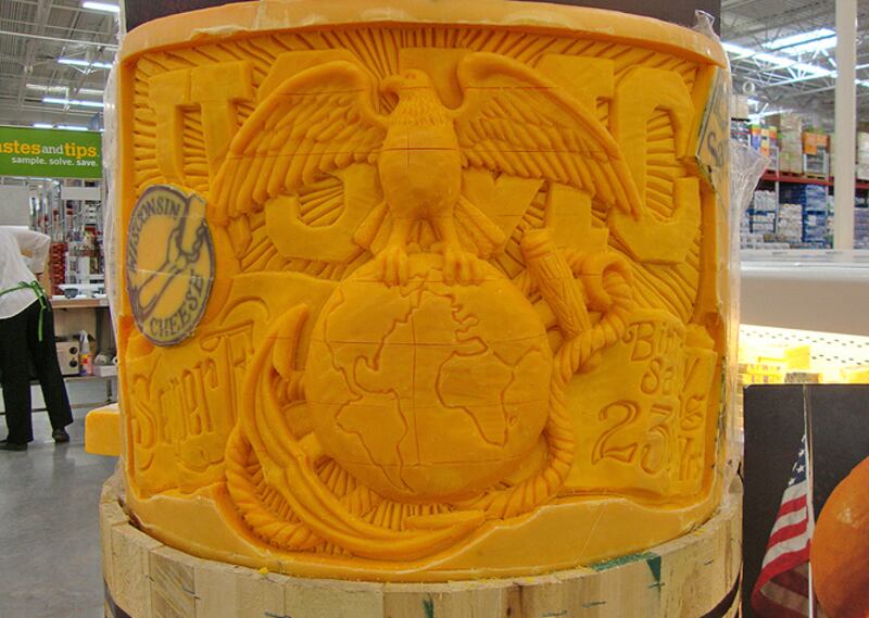 galleries/2011/11/26/cheese-sculptures-kate-middleton-elvis-and-more-photos/eagle-cheese-sculpture-photos_cr9ci6