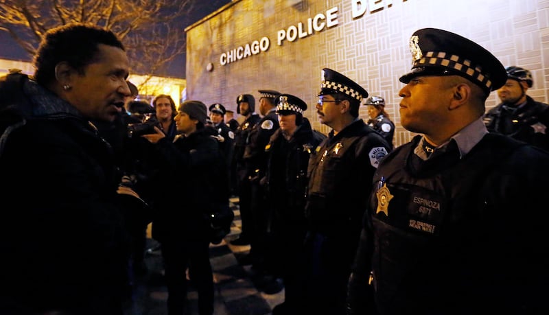 galleries/2015/11/25/chicago-protesters-march-after-release-of-laquan-mcdonald-video-photos/151124-chicago-protests-06_yakwnm