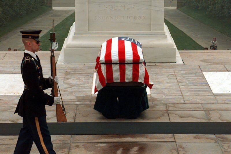 articles/2011/08/26/tomb-of-the-unknown-soldier-defies-hurricane-irene-stays-open/tomb-of-unknown-hurricane-colarusso_vd5kwc