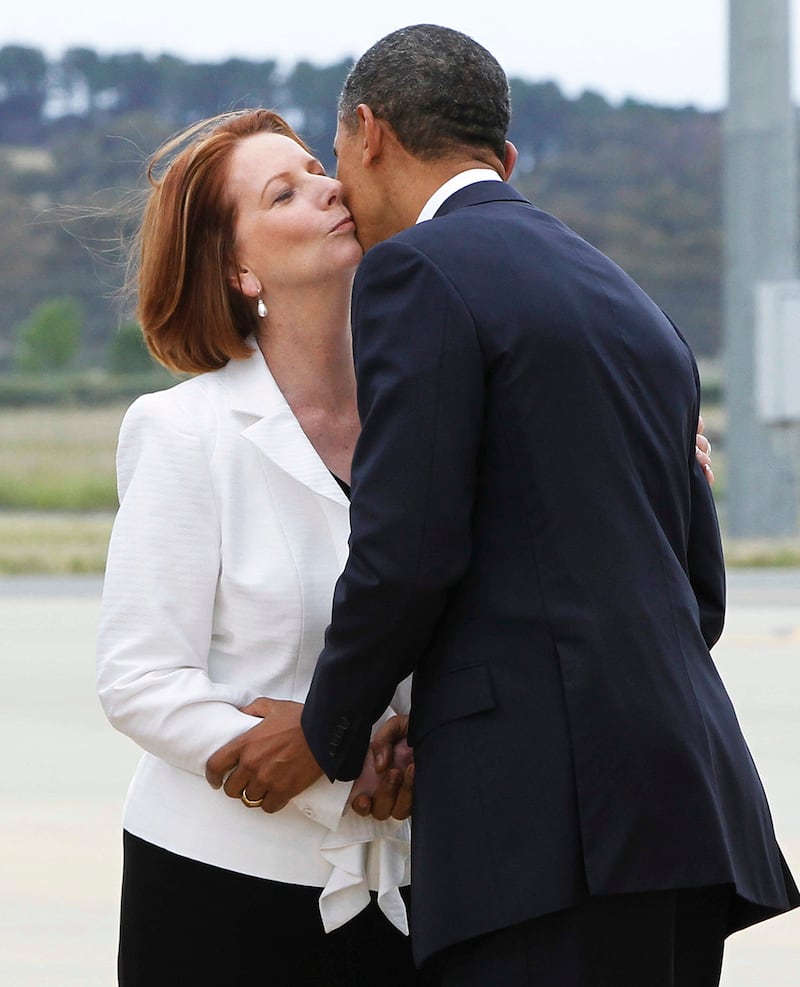 galleries/2012/11/19/awkward-obama-kisses-aung-san-suu-kyi-hillary-clinton-more-photos/obama-kissing-gillard_ojtart