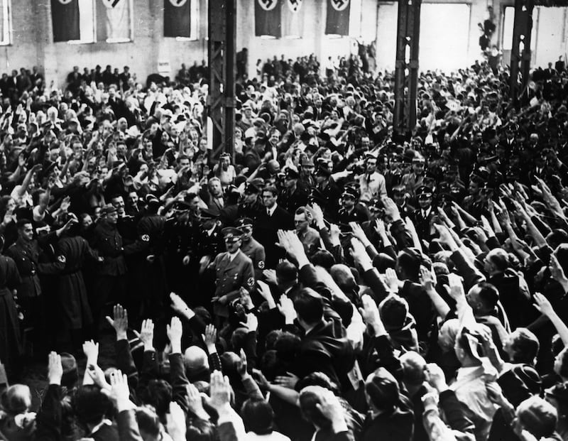 20000 Austrians salute the arrival of Adolf Hitler