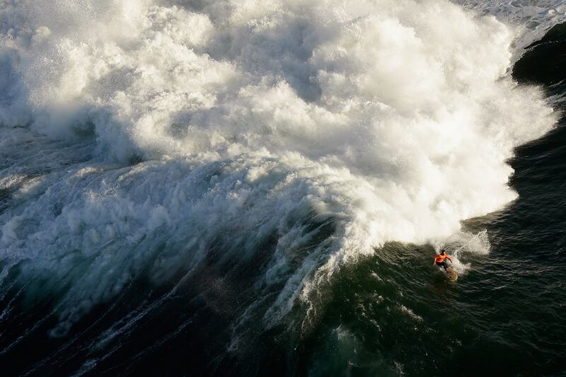 galleries/2013/08/07/surf-s-up-awesome-big-wave-photos/130506-surfing9_yjnz0k