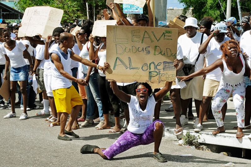 galleries/2010/05/26/jamaica-slum-standoff/jamaica-fighting-2_fdwnyu