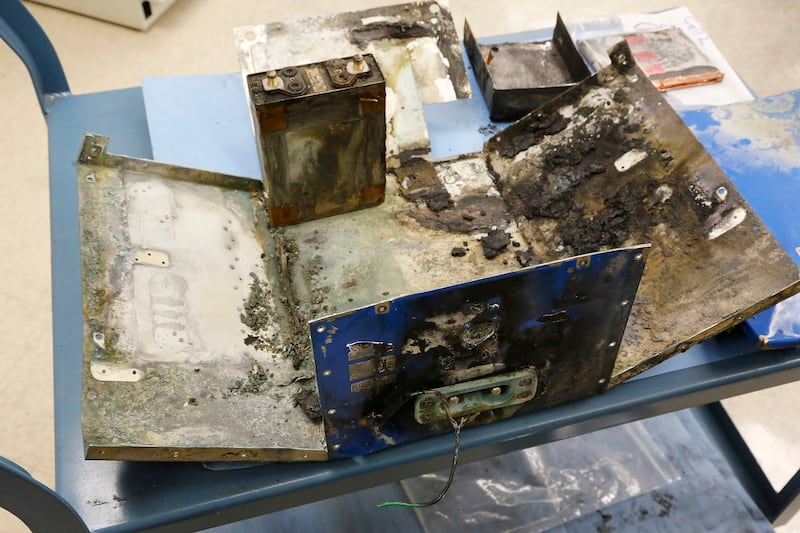 articles/2014/05/28/ntsb-doesn-t-think-the-boeing-787-dreamliner-is-safe-enough-to-fly/150527_cliver_batteries_787-embed_cvfdgq