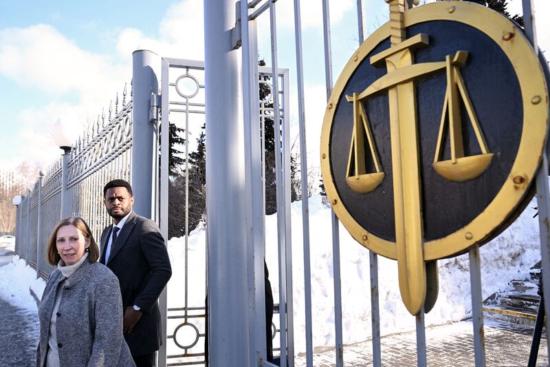 A photo of Lynne Tracy leaving Moscow City Court