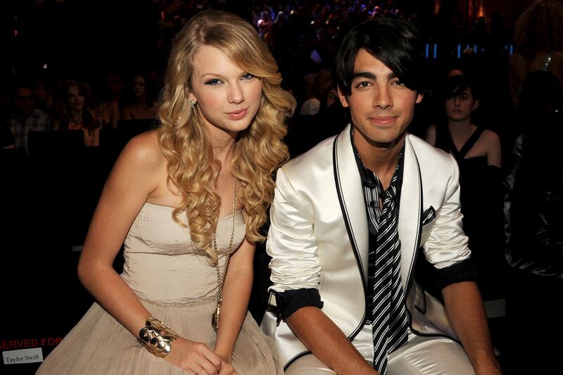 galleries/2012/03/02/tim-tebow-taylor-lautner-and-other-taylor-swift-boyfriend-photos/taylor-swift-joe-jonas_clxac1