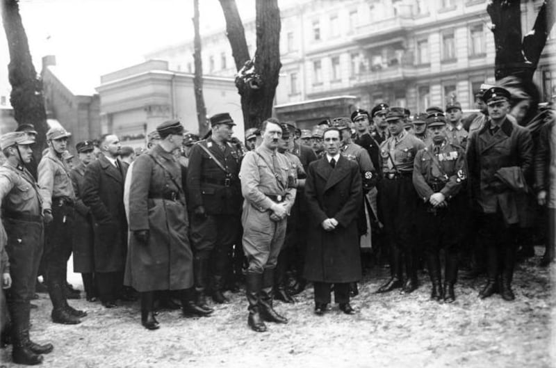 Bundesarchiv_Bild_102-02306A__Berlin__Hitler_und_Goebbels_am_Grab_Horst_Wessels_alerof