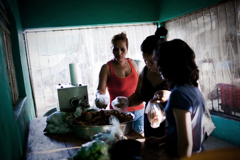 galleries/2013/10/03/mexico-s-all-female-vigilante-justice-squad-photos/131003-orlinsky-mexico17_ytfqbz