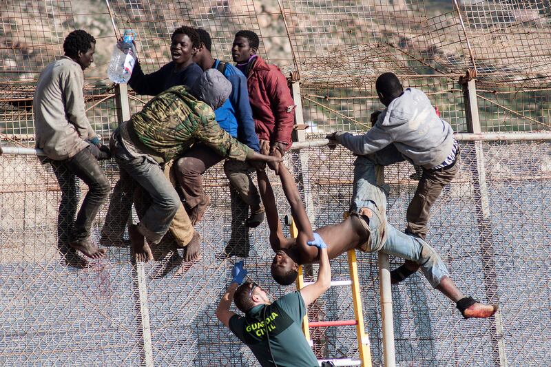 galleries/2014/05/30/onslaught-of-moroccans-rush-the-spanish-border-photos/140530-spain-fence5_aovbph