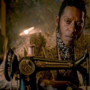 articles/2017/05/08/american-gods-delivers-a-powerful-black-lives-matter-message/170507-leon-orlando-jones-tease_c5aobd