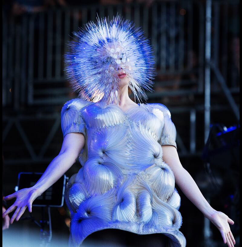 articles/2015/03/04/inside-the-psychedelic-mind-of-bj-rk-a-retrospective-at-moma/150303-crocker-bjork-embed3_udixqg