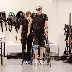 Gert-Jan-walking-with-digital-bridge-at-Lausanne-University-Hospital_EPFL-Jimmy-Ravier_6139.image-png_hwkpmu