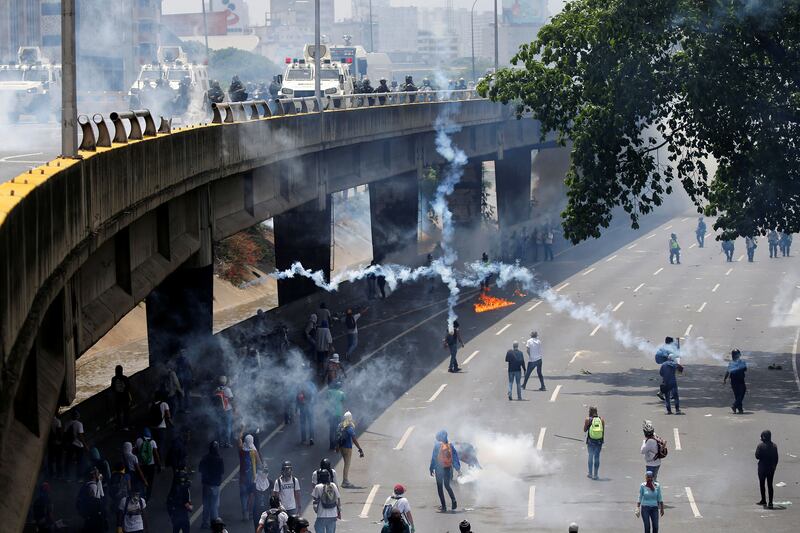 galleries/2017/04/20/venezuela-s-mother-of-all-marches-tens-of-thousands-protest-president/170420--mother-of-marches-02_b2p9ew