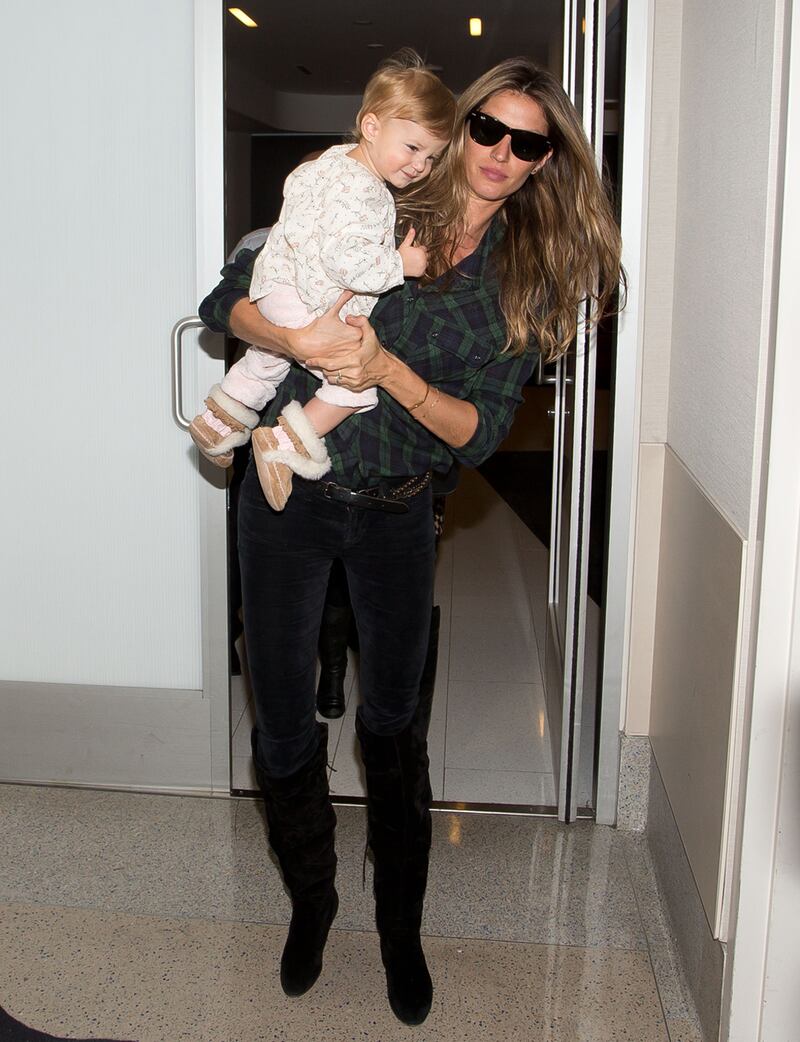 galleries/2011/10/23/carla-brunis-baby-heidi-klum-and-more-model-children/model-moms-gisele-bunchen_hcntcb