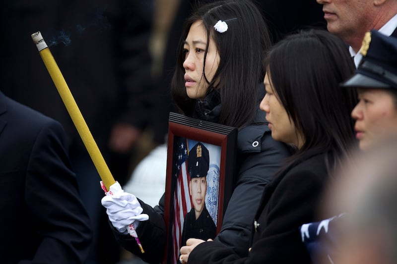 galleries/2015/01/04/nypd-remembers-slain-officer-wenjian-liu-photos/150104-lui-funeral6_ibgezw