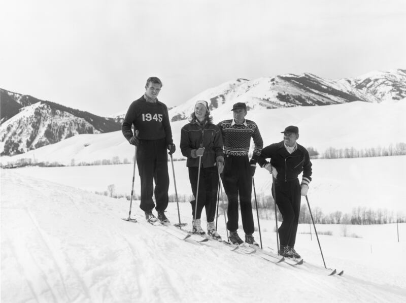 galleries/2013/12/22/classic-stars-on-the-slopes-photos/131220-classic-stars-on-skis-11_pc44v0