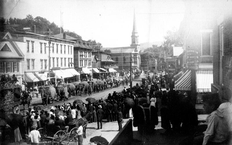 galleries/2012/10/21/the-american-circus-chronicles-the-big-top-s-glory-days-photos/the-american-circus-parade_oxq6pa