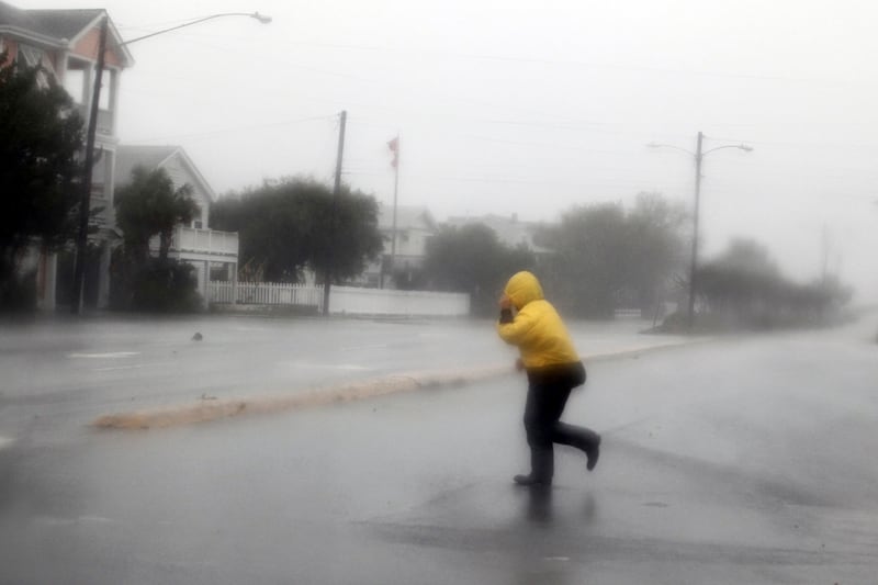 galleries/2011/08/26/hurricane-irene-photos/hurricane-irene-wrightsville-beach-nc-rolling-cheat_c3olr2