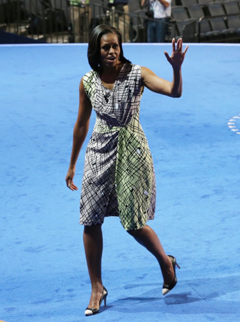 galleries/2010/05/07/first-lady-fashion/mobama-fashion-1_qjdmqb