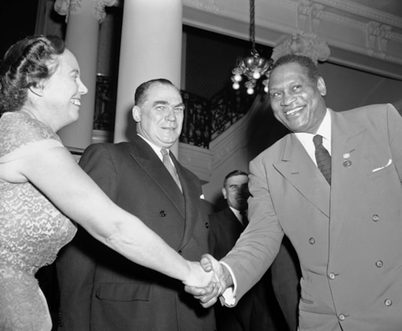 galleries/2011/02/23/stars-who-hang-with-dictators/stars-and-dictators---robeson-soviets_c13pna