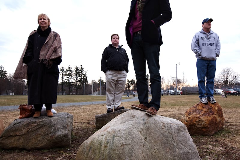 galleries/2012/01/07/gop-candidates-campaign-in-new-hampshire-photos/gop-candidates-campaign-in-new-hampshire-santorum-spectators_kxbhnc