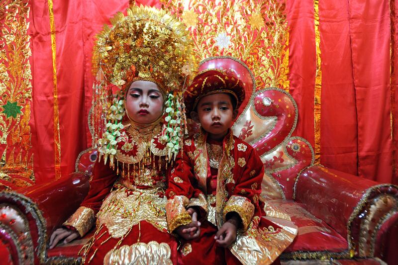 articles/2011/09/04/indonesia-s-minangkabau-the-world-s-largest-matrilineal-society/minangkabau-tease_y7ltcs