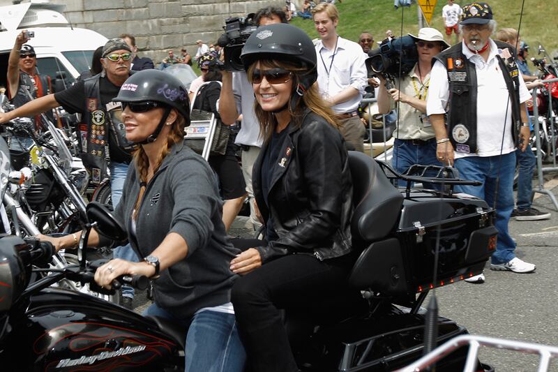 galleries/2011/04/13/politicians-on-motorcycles/img-mg---politicians-on-bikes---sarah-palin_120045308122_dzxnir