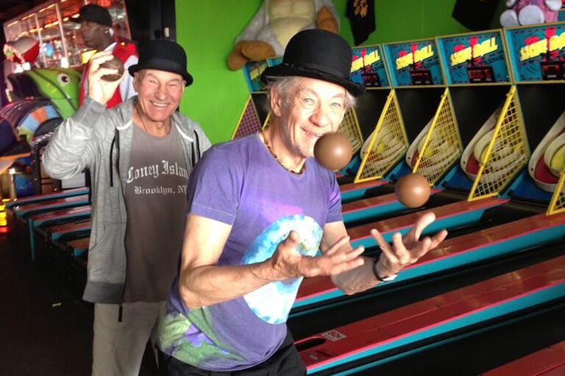 articles/2014/04/02/don-t-leave-new-york-ian-mckellen-and-patrick-stewart-s-adorable-bromance-in-pictures/140402-patrick-stewart-cheat_oqx17m