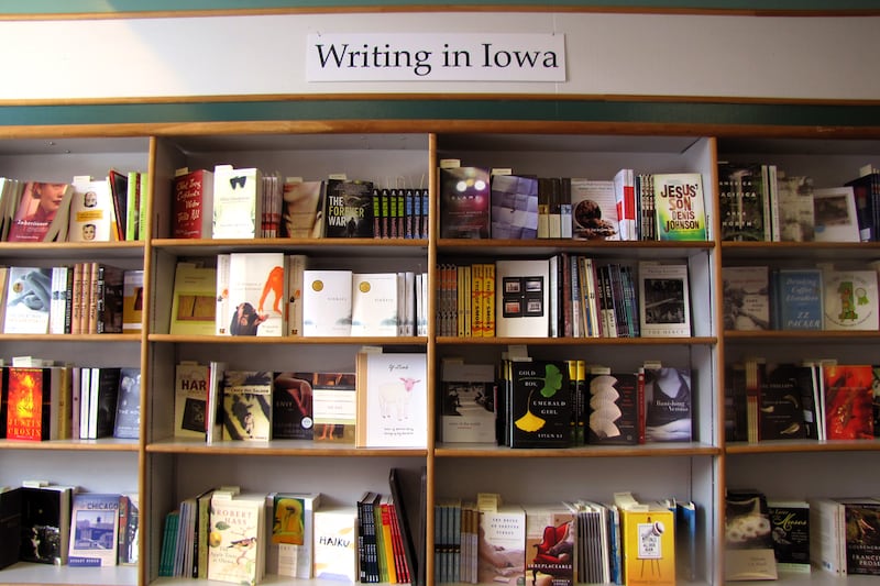 galleries/2011/10/13/america-s-greatest-independent-bookstores-photos/independent-bookstores-prairie-lights-2_qxlmza