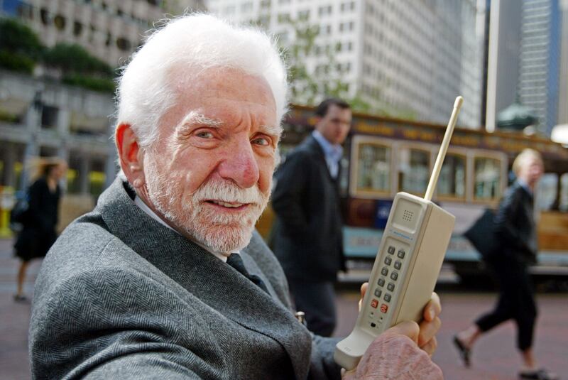 galleries/2013/04/03/cell-phones-through-history-motorola-dynatac-iphone-more-photos/130401-cell-phones1_to9tnx