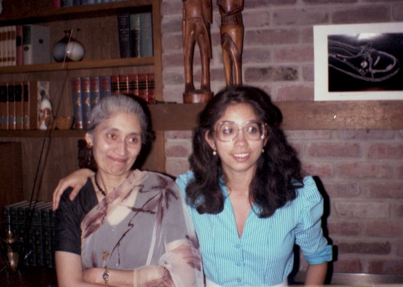 6_Nagin_with_her_mother_zgm2uv