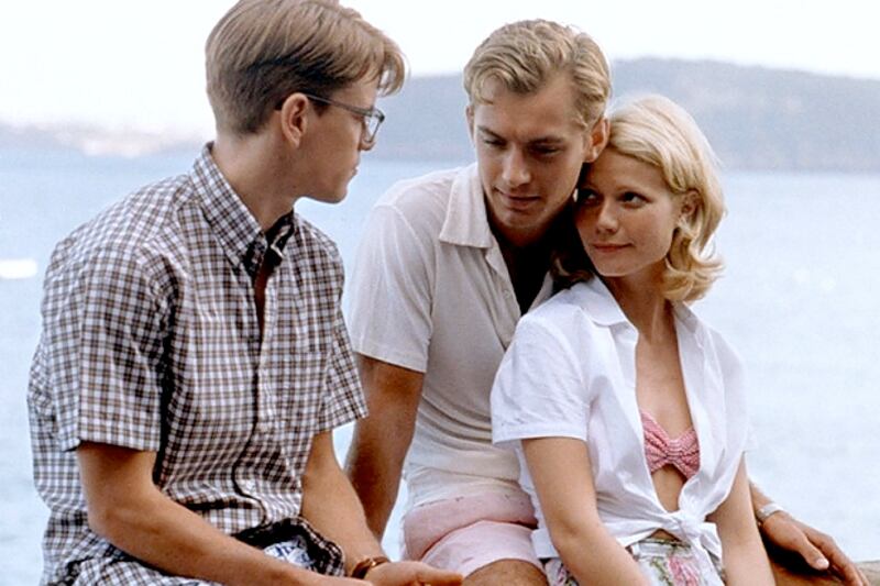 Scene from 'The Talented Mr. Ripley' Gwyneth Paltrow resting against Jude Law as he speaks to Matt Damon