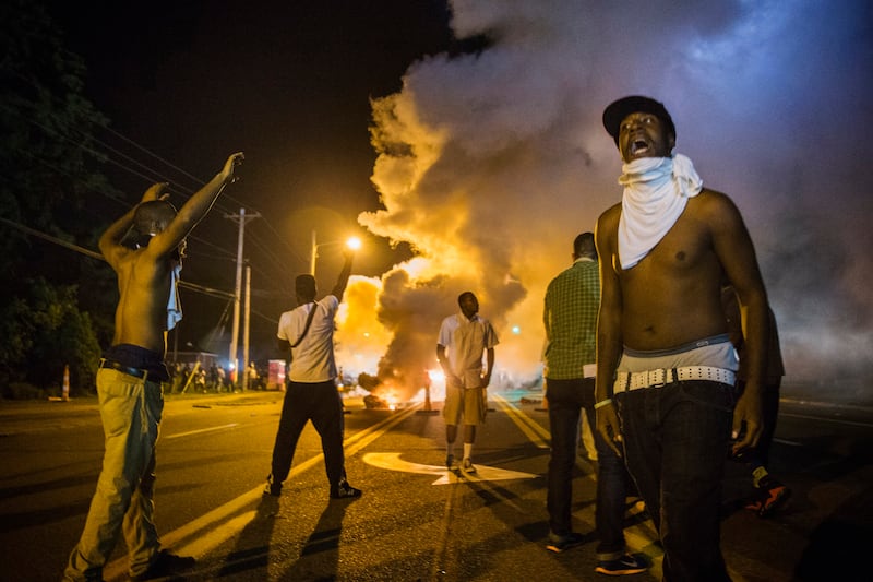 galleries/2014/08/18/missouri-protest-descends-into-chaos-photos/140819-ferguson-missouri-riots-update4_zmnxvd