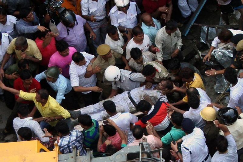 galleries/2016/03/31/indian-bridge-collapse-kills-14-people/160331-Kolkata-Overpass-Collapse-07_eroavi