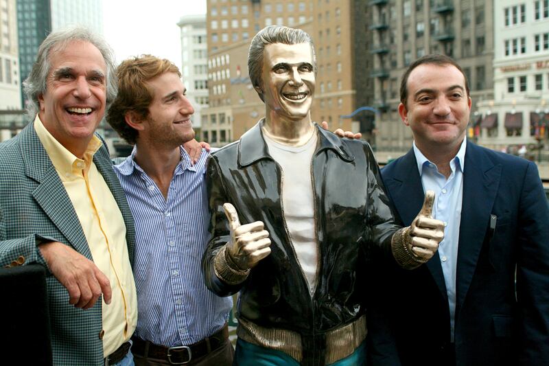 galleries/2012/03/05/arnold-schwarzenegger-henry-winkler-and-more-stars-with-statues-photos/celebrity-statues-henry-winkler_se4o8j