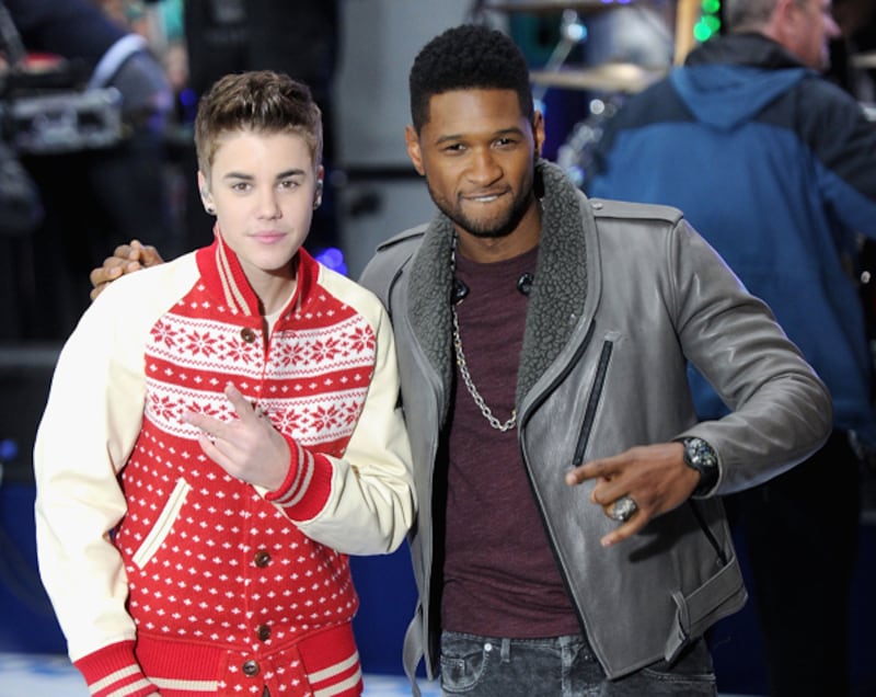 galleries/2011/11/28/celebrities-in-ugly-christmas-sweaters-photos/christmas-sweaters-bieber_p8ap3w