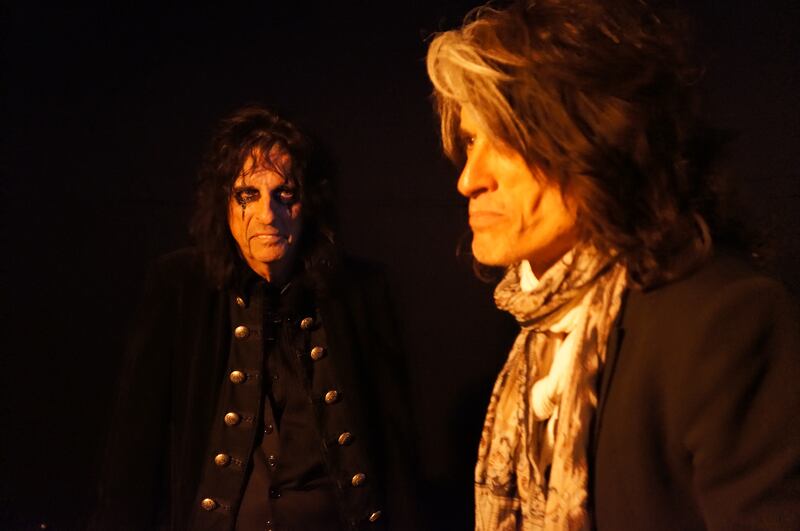 articles/2015/09/13/johnny-depp-s-rock-supergroup-alice-cooper-and-joe-perry-on-hollywood-vampires/150912-slate-depp-sexy-group-embed_wsisp8