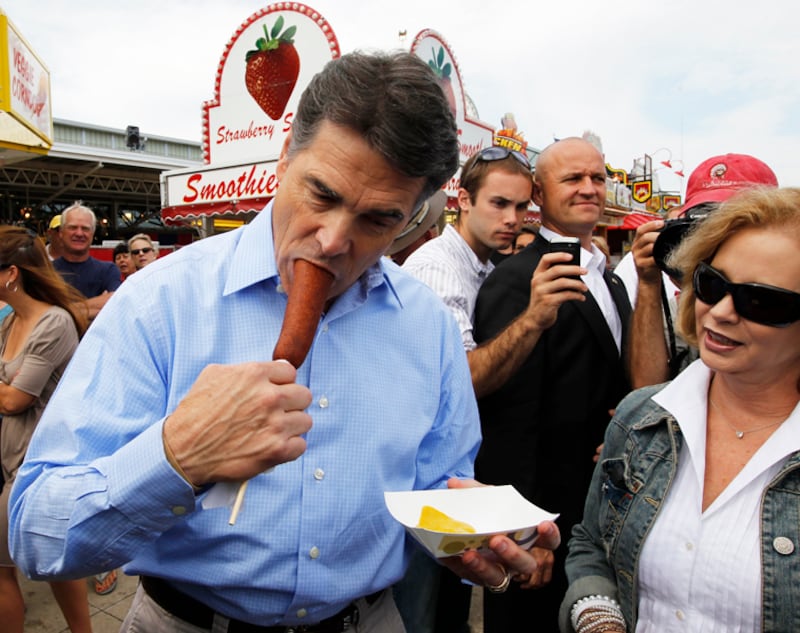 galleries/2011/08/17/politicians-eating-corn-dogs-and-other-foods-on-a-stick/politicians-corn-dogs-rick-perry_qp2yny