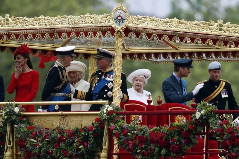 galleries/2012/06/03/queen-elizabeth-s-diamond-jubilee-kate-middleton-prince-william-and-more-photos/royal_family-queen-jubilee-celebration_qknoao