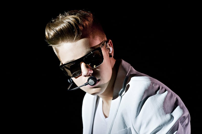 articles/2014/03/10/everything-you-need-to-know-about-justin-bieber-s-deposition/140310-bieber-cheat_tshbht