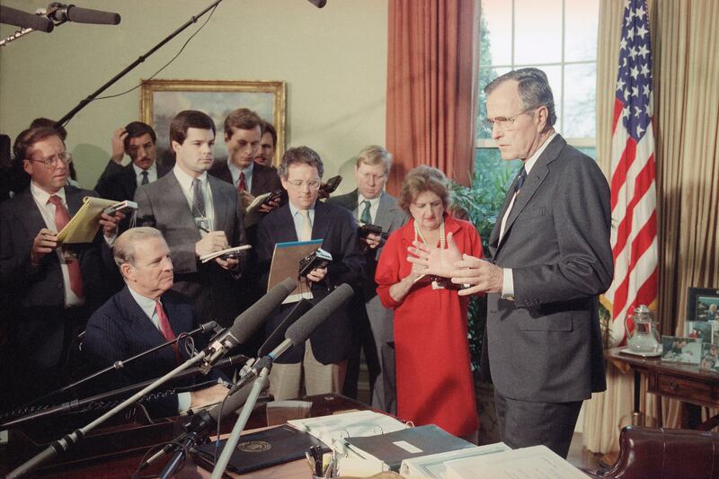 galleries/2013/07/21/a-life-inside-the-white-house-remembering-veteran-journalist-helen-thomas-photos/130720-helen-thomas-05_igmocz