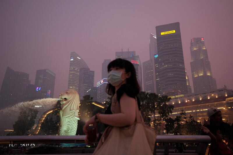 galleries/2013/06/20/terrifying-pollution-blankets-singapore-it-s-indonesia-s-fault/300620-Singapore-smog-16_vvfval