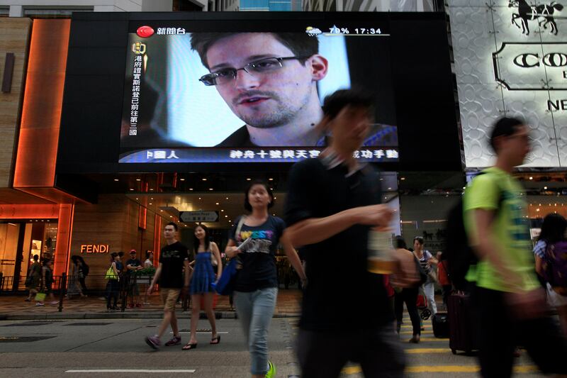 articles/2013/06/23/snowden-on-the-run-from-hawaii-to-hong-to-moscow-next-stop-ecuador/130623-snowden-on-the-run-nemstova-tease_onafqq