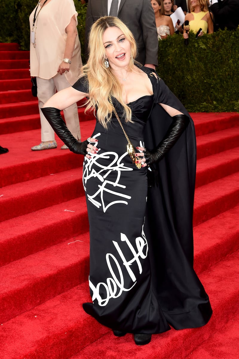 galleries/2015/05/04/how-to-rock-the-met-gala-red-carpet-starring-beyonce-rihanna-and-j-lo/150504-met-gala-20_qiwork