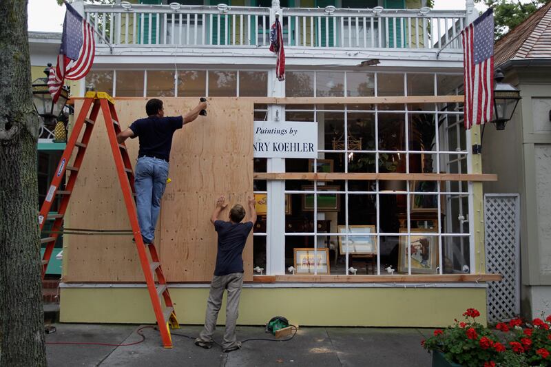 galleries/2011/08/26/hurricane-irene-photos/hurricane-irene-preparation-southampton-ny-photos_kbav2n