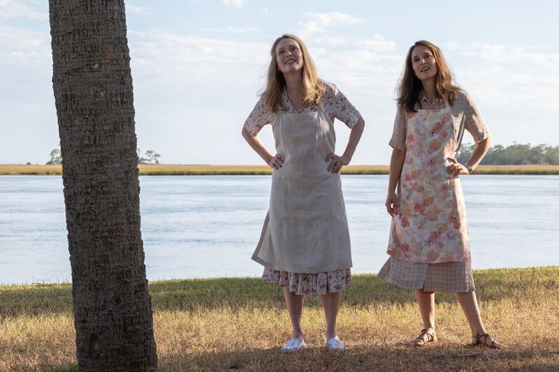 Julianne Moore as Gracie Atherton-Yoo and Natalie Portman as Elizabeth Berry in May December.