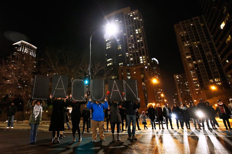 galleries/2015/11/25/chicago-protesters-march-after-release-of-laquan-mcdonald-video-photos/151124-chicago-protests-01_xximfg