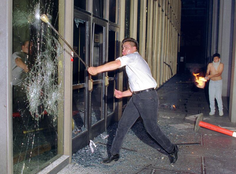 galleries/2012/04/26/dramatic-l-a-riots-photos/los-angeles-riots-window-smash_rmpry3