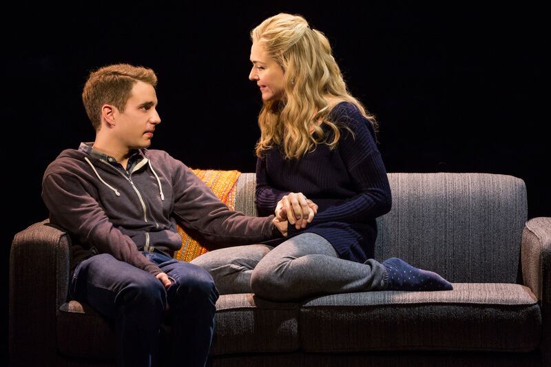 articles/2016/12/04/a-teen-suicide-electrifies-broadway-review-of-dear-evan-hansen/161204-teeman-dear-evan-hansen-embed-2_vrym6v