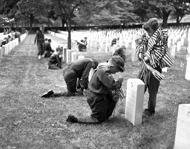 galleries/2012/05/27/memories-of-memorial-day-images-of-past-decoration-days-photos/vintage-memorial-day-graves_mb7bjt